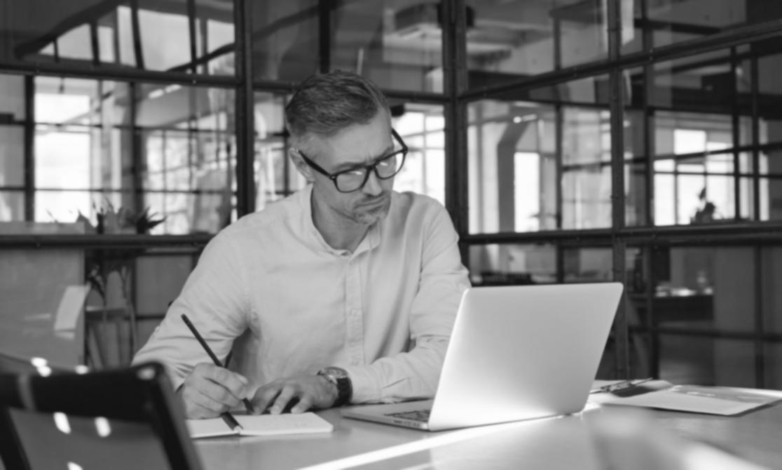 Prowadzący webinar omawiający dane budżetowe
