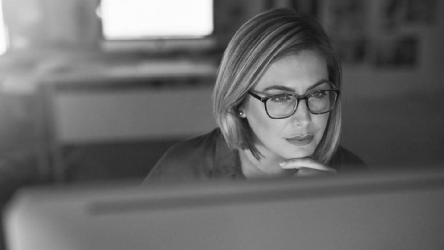 Uczestnicy dyskutują o finansach publicznych podczas webinaru
